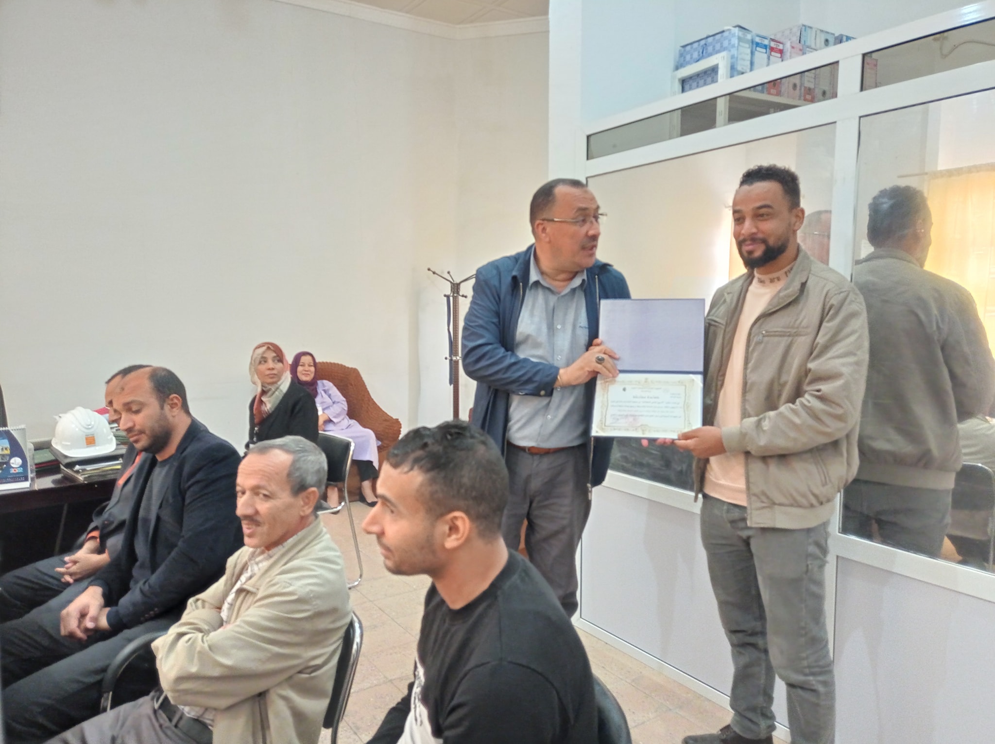 توزيع شهادة شكر و عرفان ل وكالة القرض المصغر ورقلة