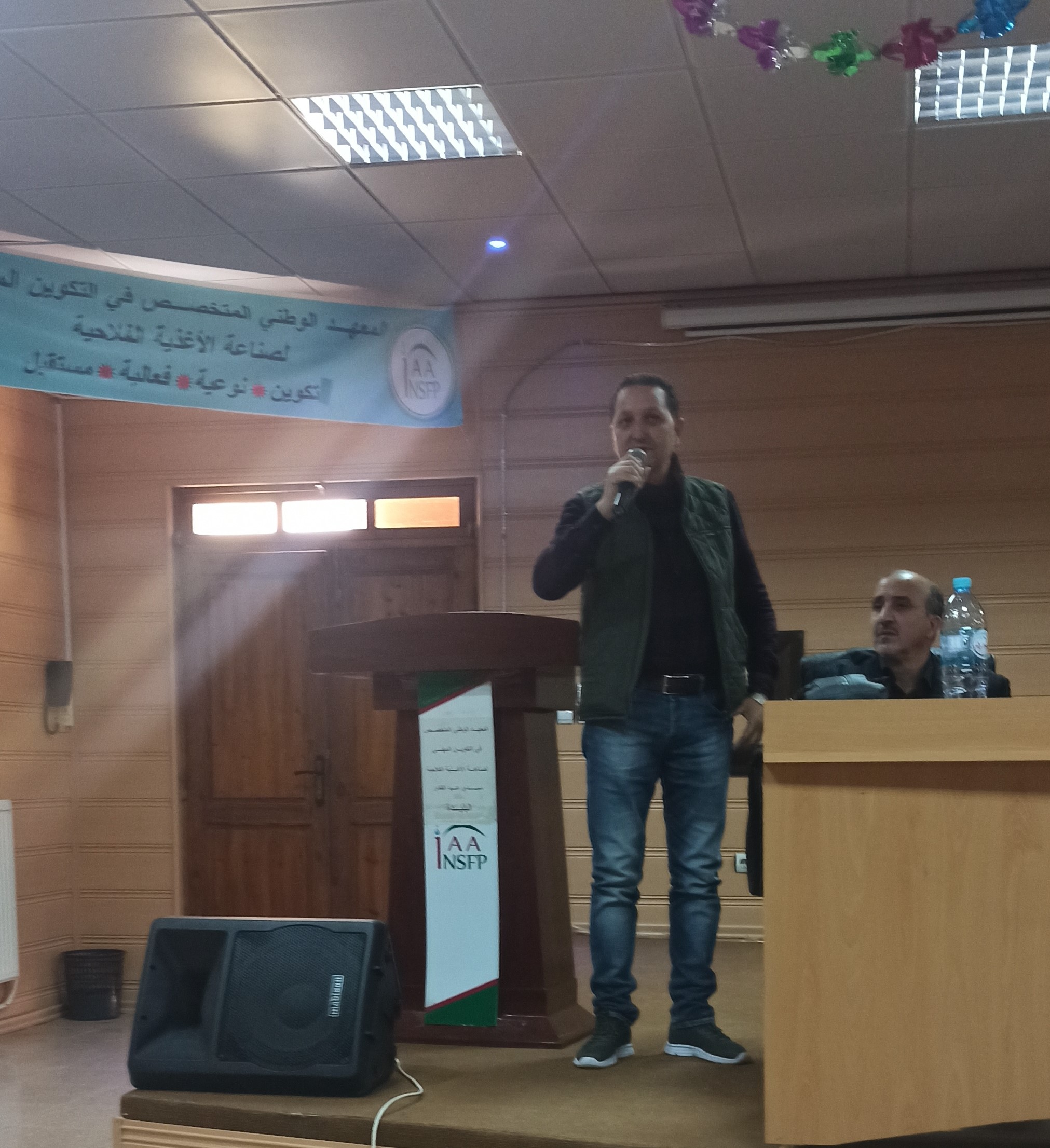la présentation de Monsieur le représentant du CEMI  sur des différents programmes portant sur le développement et les promotions de l'entrepreneuriat  qui s’est déroulé le 21-11-2022 a l’institut national spécialisé de  la formation professionnelle en industrie agroalimentaire 