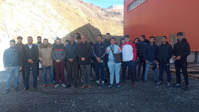 photo collective avec le Directeur de l'Industrie de la wilaya de Guelma le Chef de l'entreprise Cadre du centre professionel et les étudiants