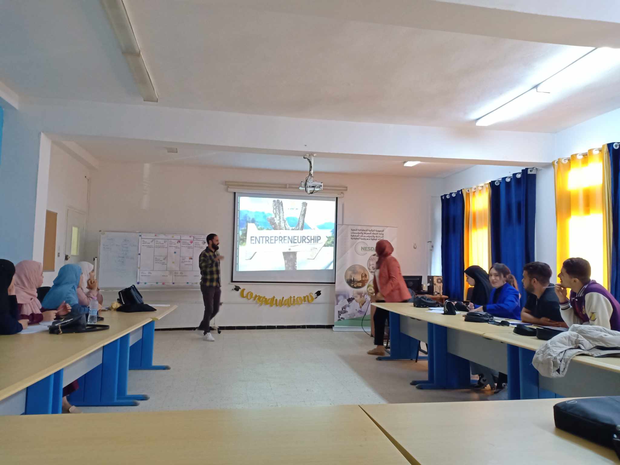 présentation animé par un docteur à propos de l'entreprenariat