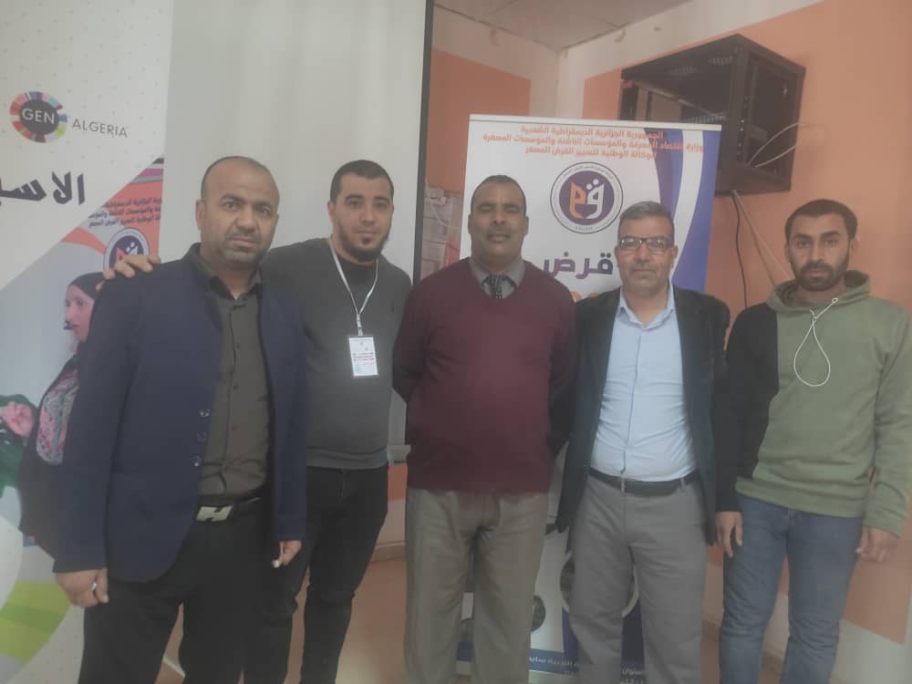 مشاركة السيد المدير رفقة الطاقم البيداغوجي و مسؤول الوكالة المحلية للقرض المصغر في التظاهرة