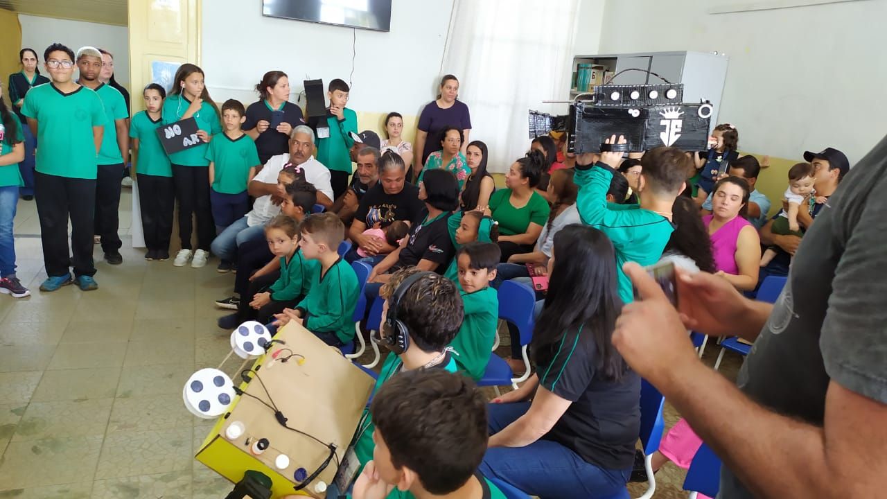 alunos apresentando projeto