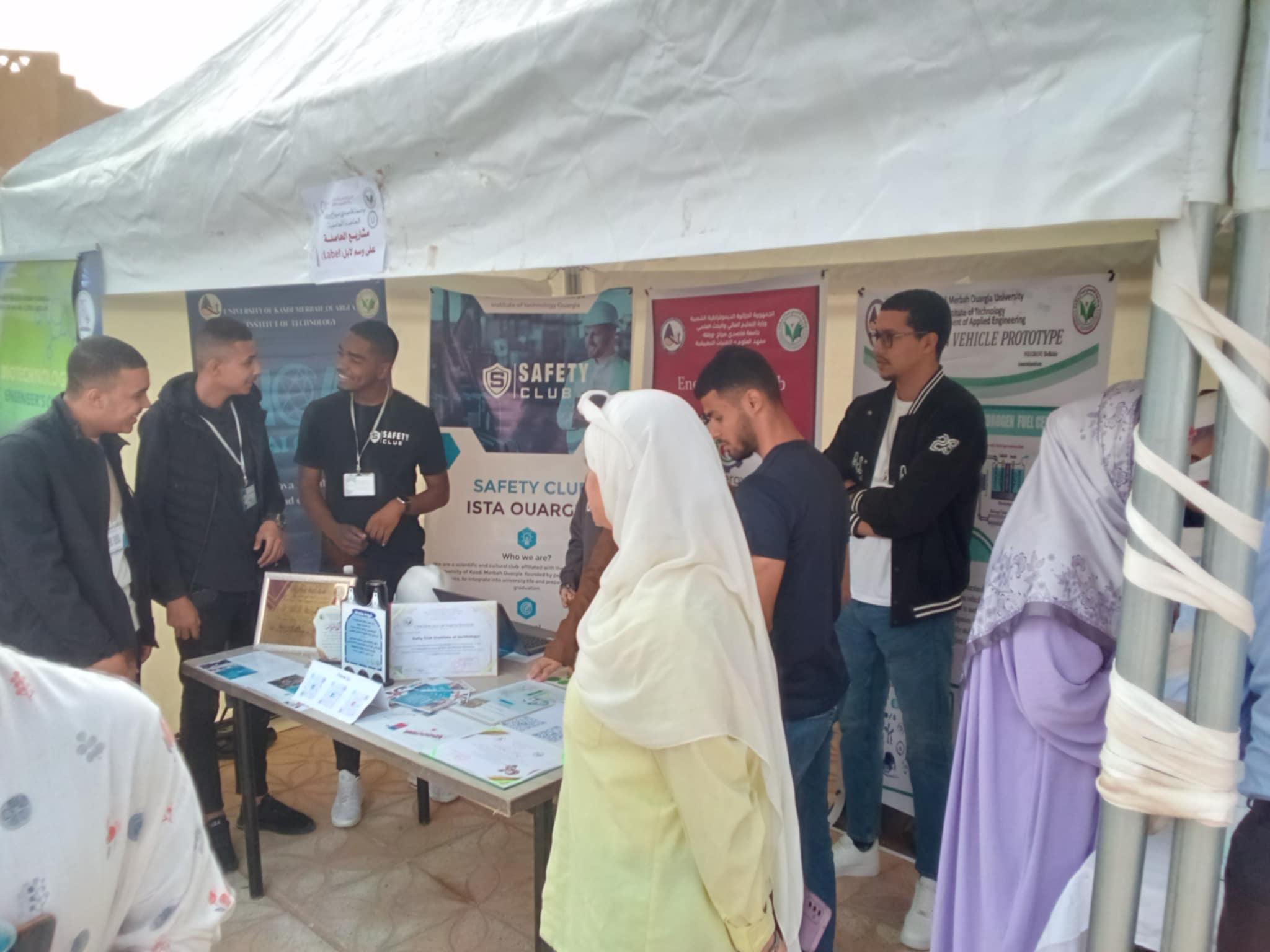 عرض تجارب ناجحة لطلاب حاصلين على وسم لابل