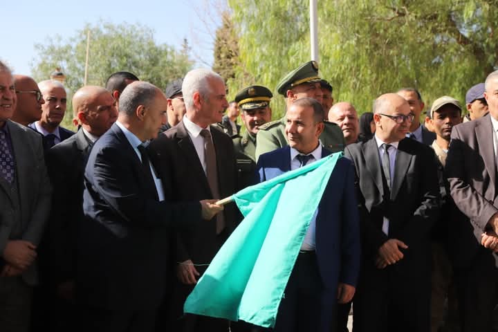 انطلاق قافلة المقاولاتية لطلبة الجامعيين اعطاء اشارة الانطلاق من طرف الوالي