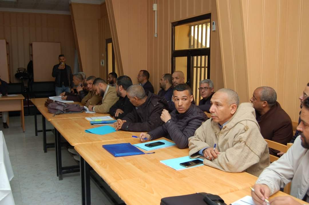مشاركة اطارات  الصناعة في طاولة مستديرة كيفية انشاء وتمويل صاحب مشروع 