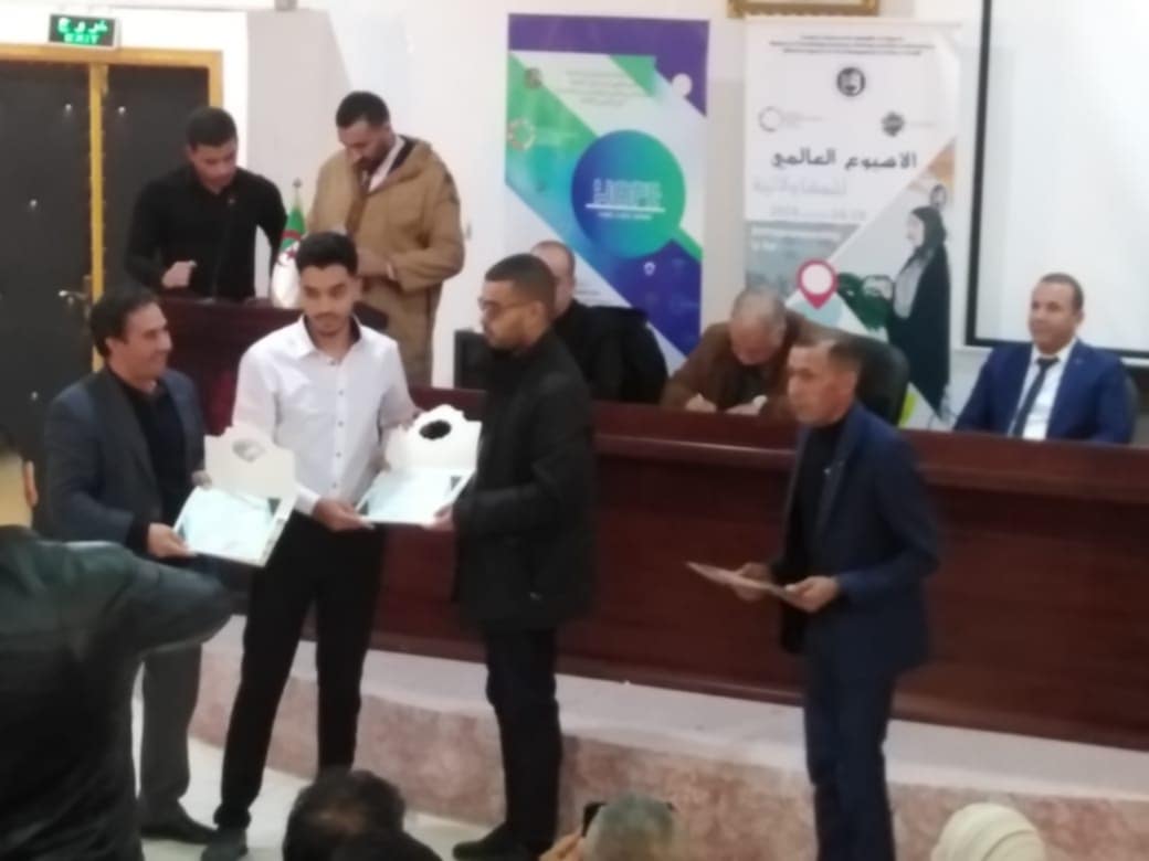 تسليم الشهادات 