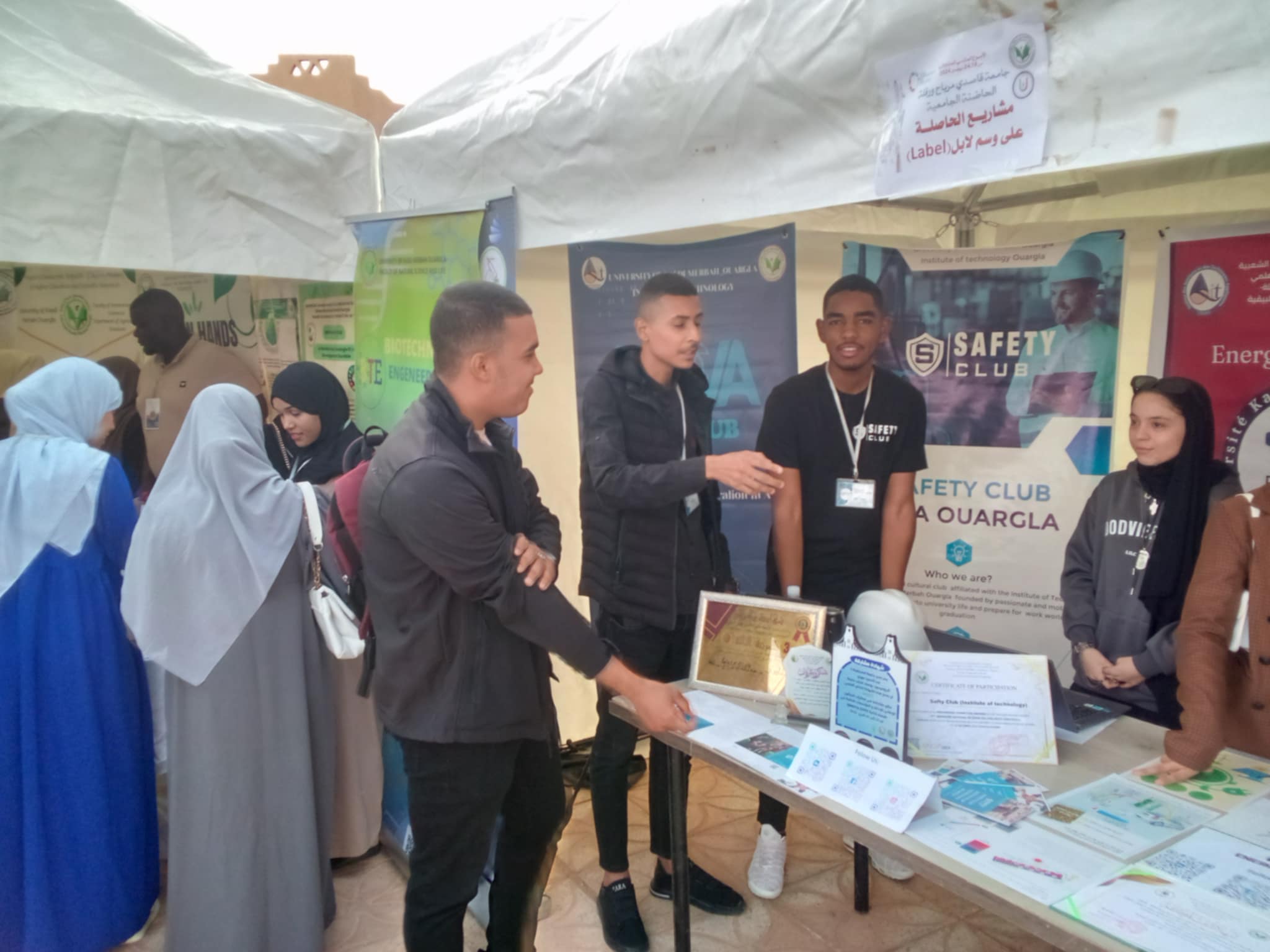 عرض تجارب ناجحة لطلاب حاصلين على وسم لابل