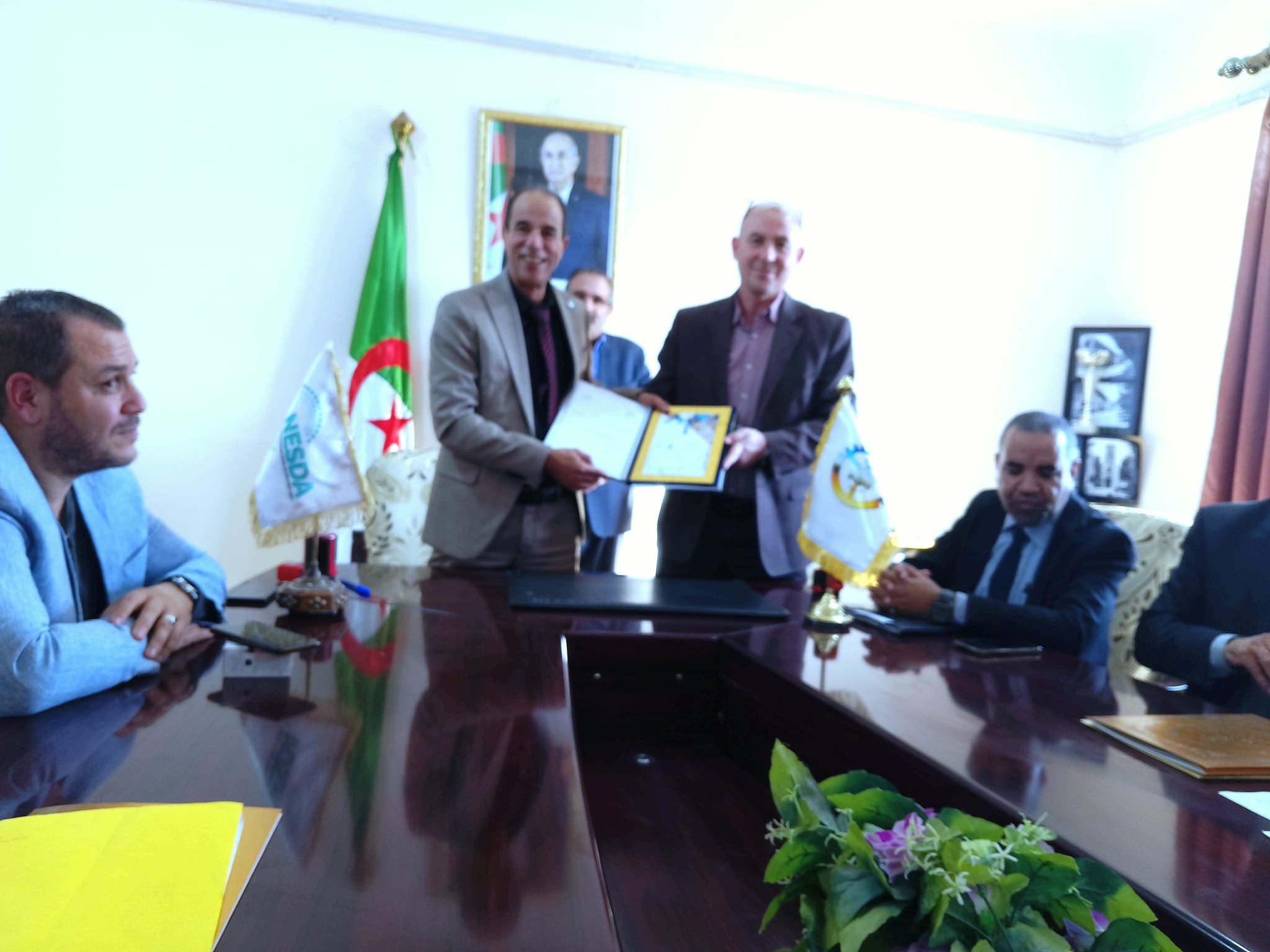  إبرام الإتفاقية مع السيد/ كحلوش أحمد  مدير الوكالة الولائية لدعم وتنمية المقاولاتية لولاية بسكرة و السيد عطار فتحي مدير المعهد