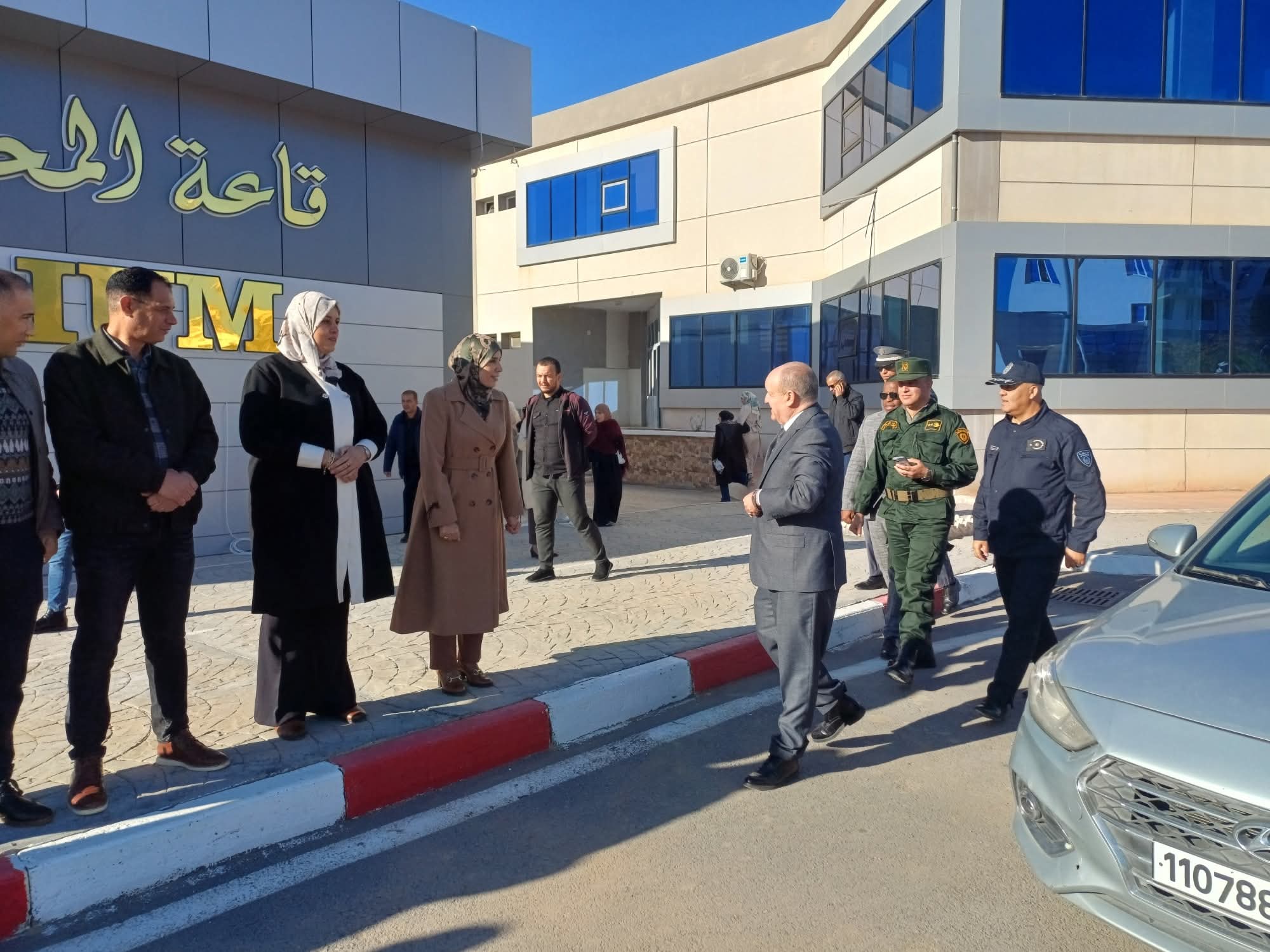 صورة توضح استقبال مدير المركز الجامعي ببريكة والي ولاية بريكة لحضور فعاليات حفل اختتام الاسبوع العالمي للمقاولاتية