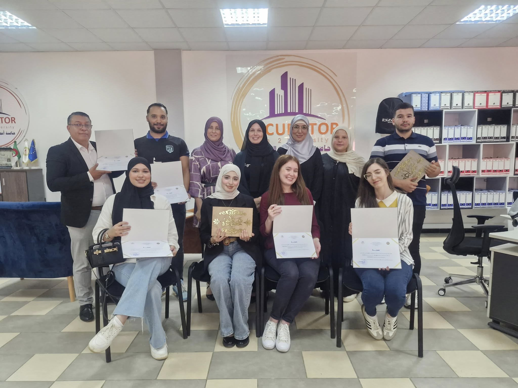 صورة جماعية للطلبة المتميزين