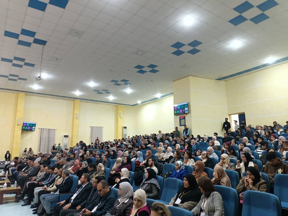 صورة لعدد من الأساتذة والباحثين والطلبة الحاضرين في الملتقى العلمي الدولي حول المؤسسات الناشئة في ظل التحول الرقمي والذكاء الاصطناعي، أثناء متابعتهم للجلسات العلمية بجامعة باجي مختار – عنابة.