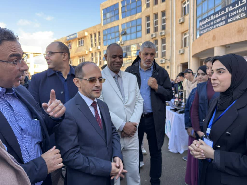 Visite du Recteur des différents stands des étudiants. 