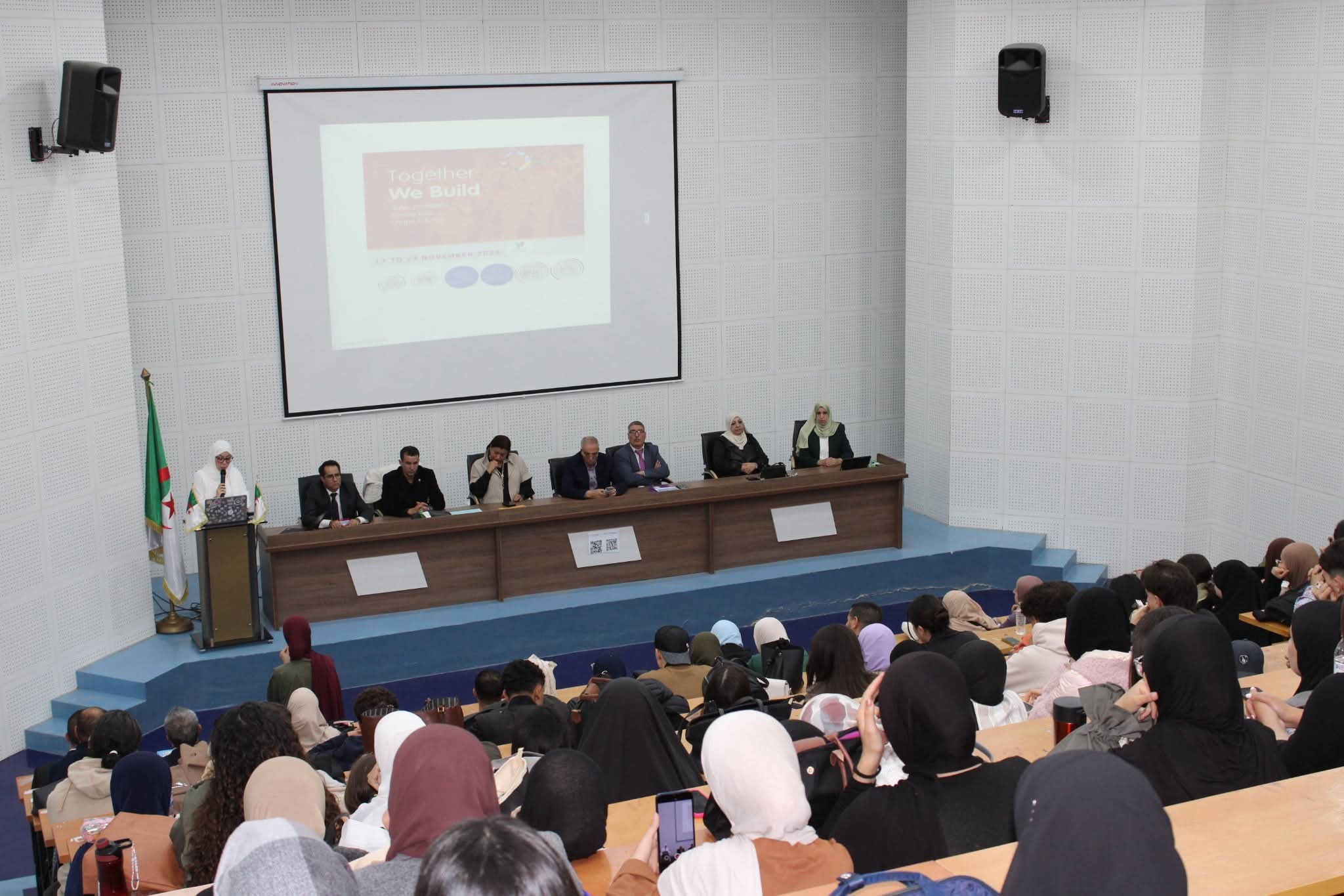 AMPHI C Les étudiantes présents