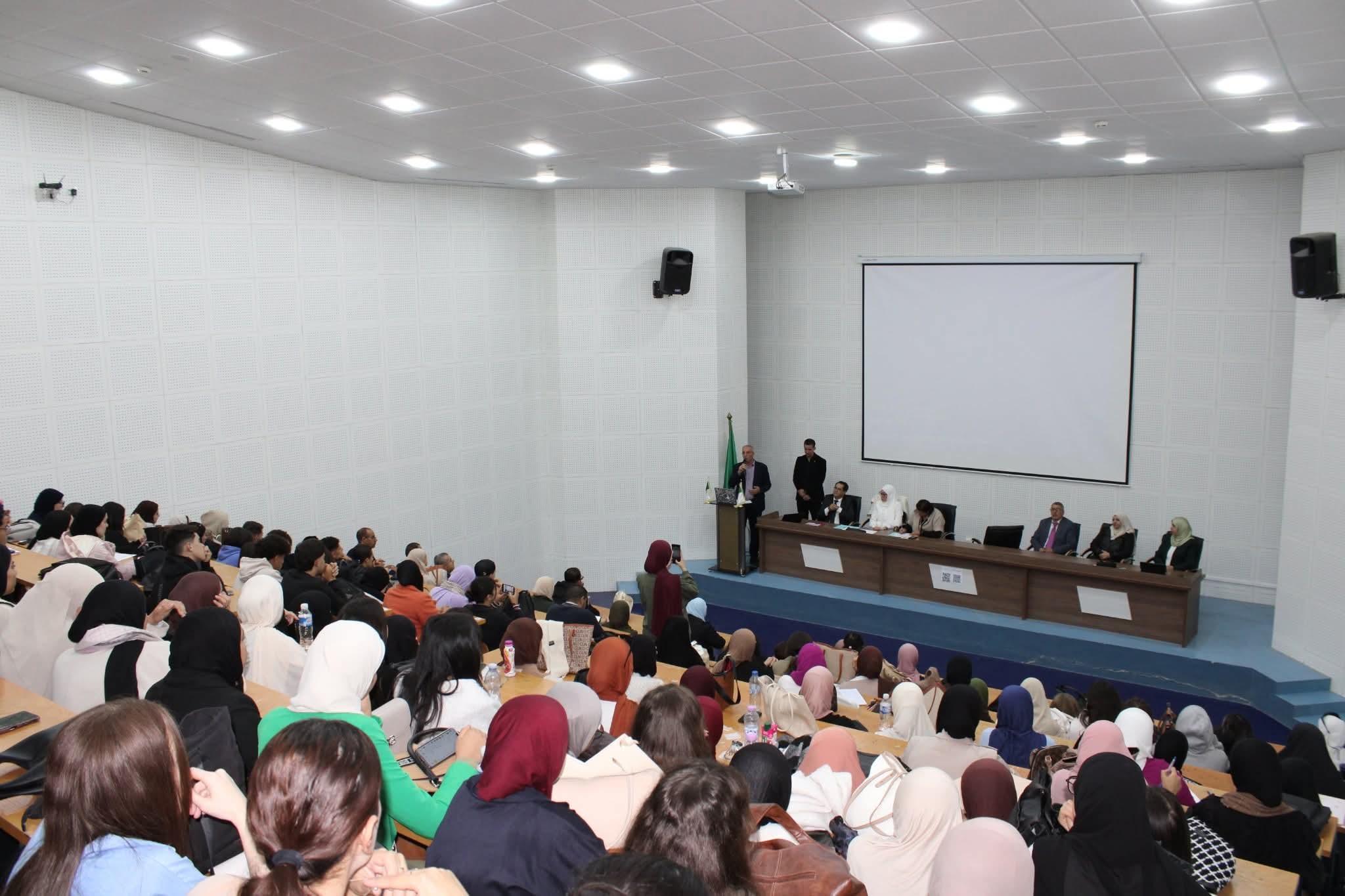 AMPHI C Les étudiantes présents