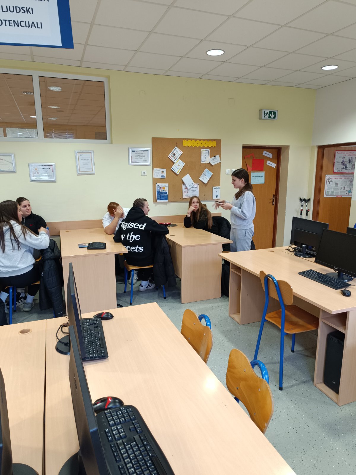 Verbalna i neverbalna komunikacija