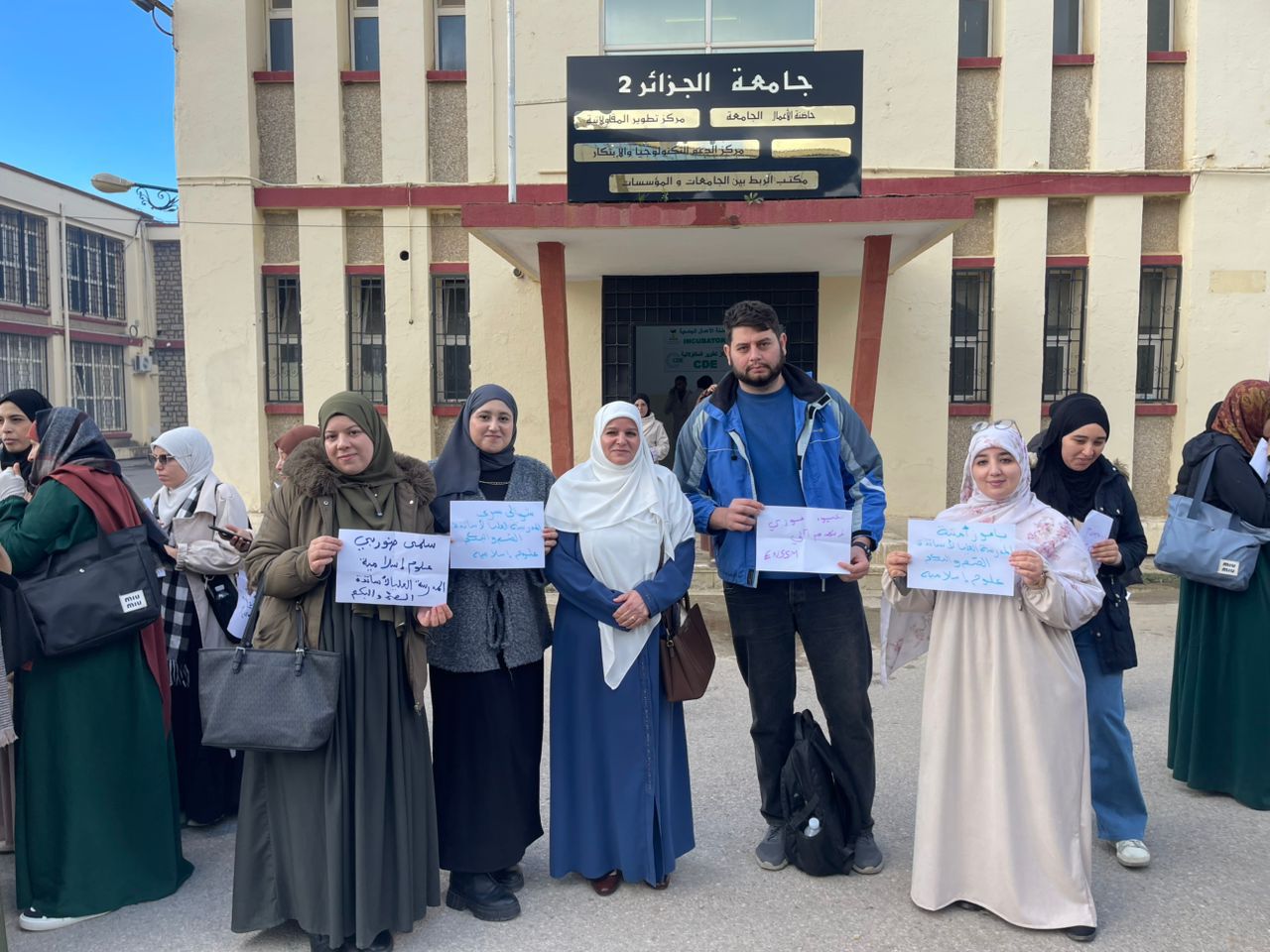 مشاركة طلاب المدرسة العليا لاساتذة الصم والبكم في اليوم التكويني  بجامعة الجزائر2 رفقة مديرة الحاضنة