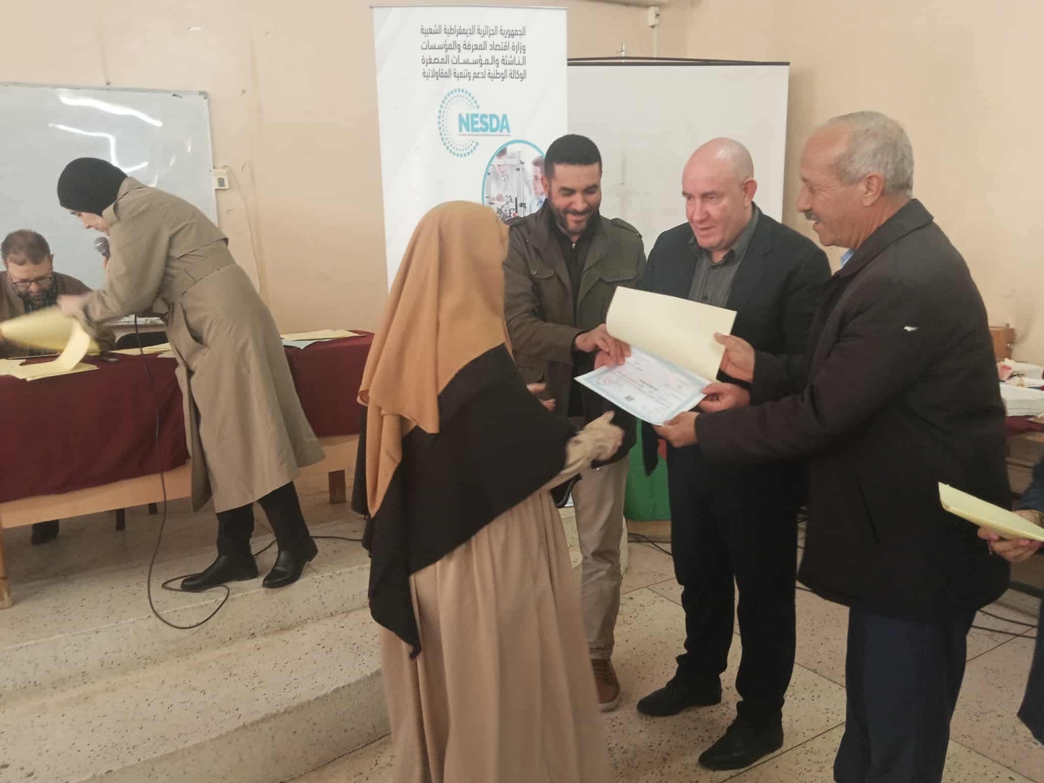 تسليم الشهادات للمتخرجين 