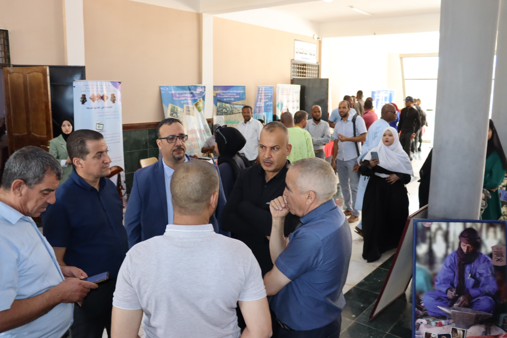 Image of Prof. Moussa Boubker, Director of the University Center of Illizi, accompanied by executive directors of Illizi Province during their visit to the professional exhibition showcasing entrepreneurship ecosystem institutions.