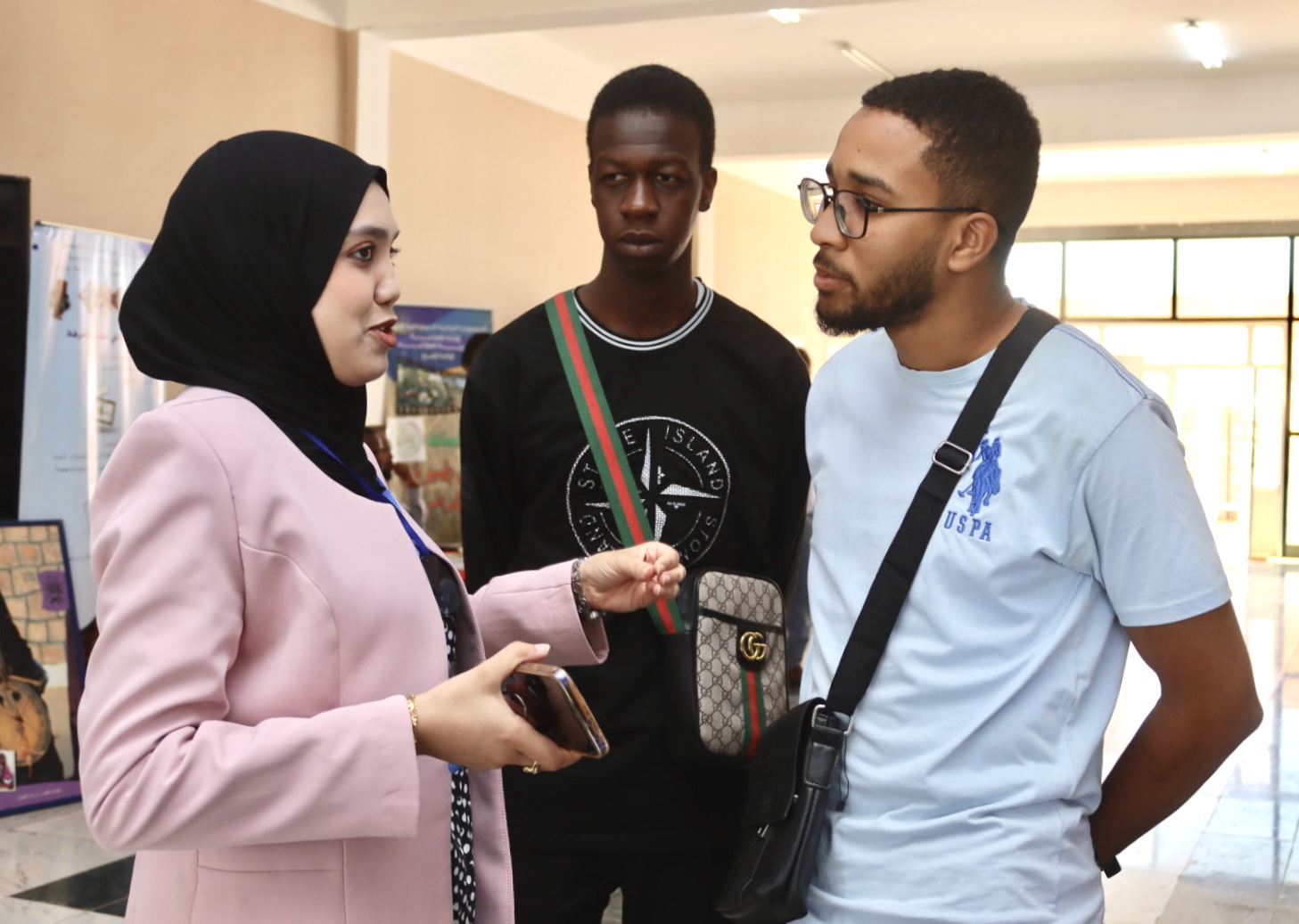 Image of Dr. Samia Doumi explaining to a student the importance of the professional exhibition and its role in informing students about support mechanisms for entrepreneurial projects.