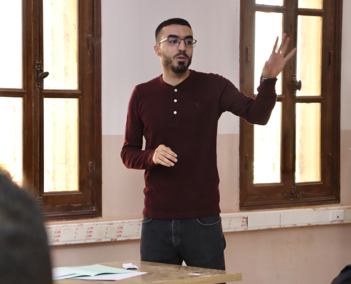 Image showing the workshop trainer delivering the session, speaking to participants and presenting key concepts related to pitching skills.