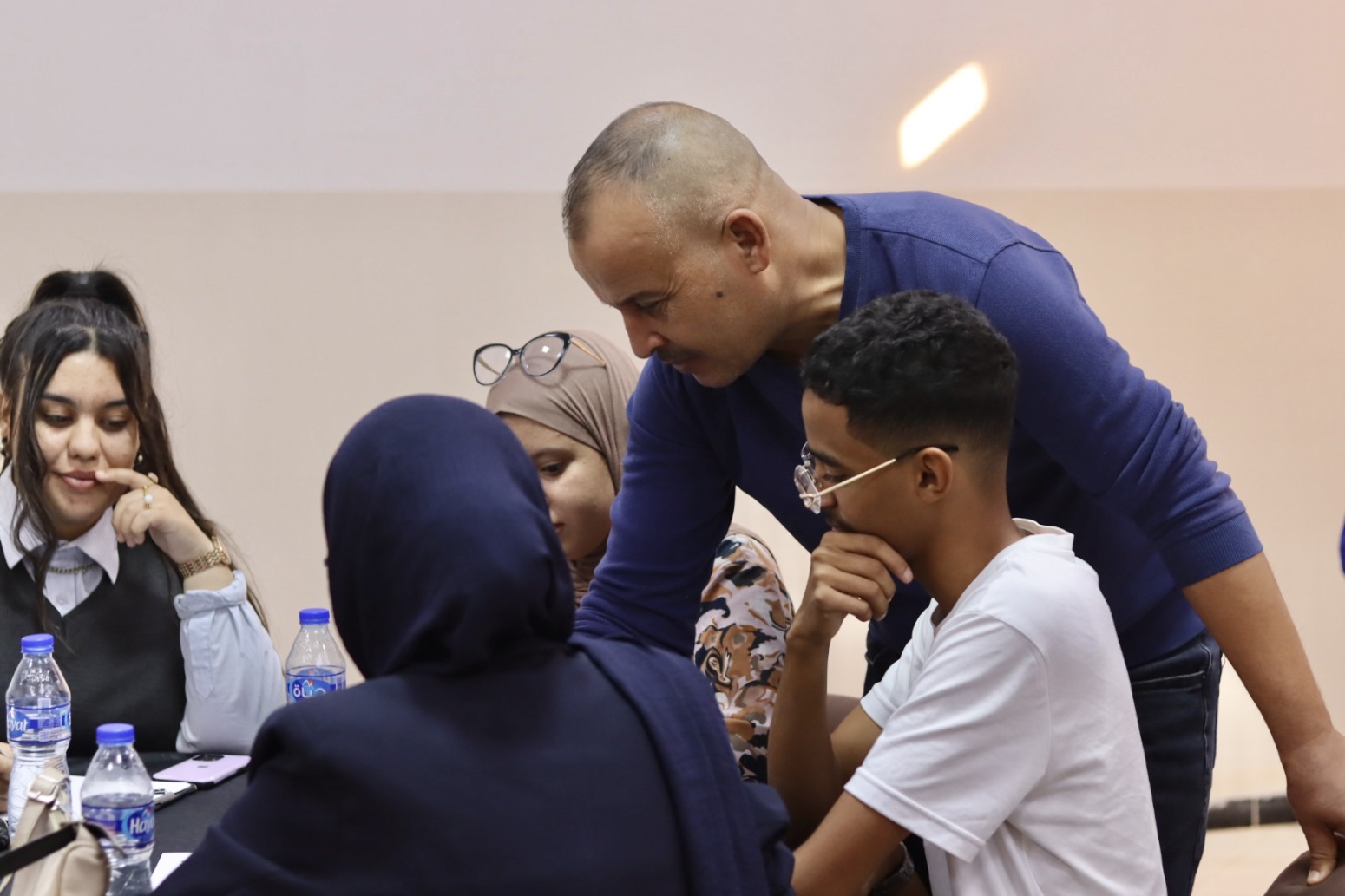 Image of the Director of the University Center of Illizi, Prof. Moussa Boubker, encouraging students as he visits the teams participating in the Illizi Hackathon 2025 during Global Entrepreneurship Week, motivating them to collaborate and innovate.