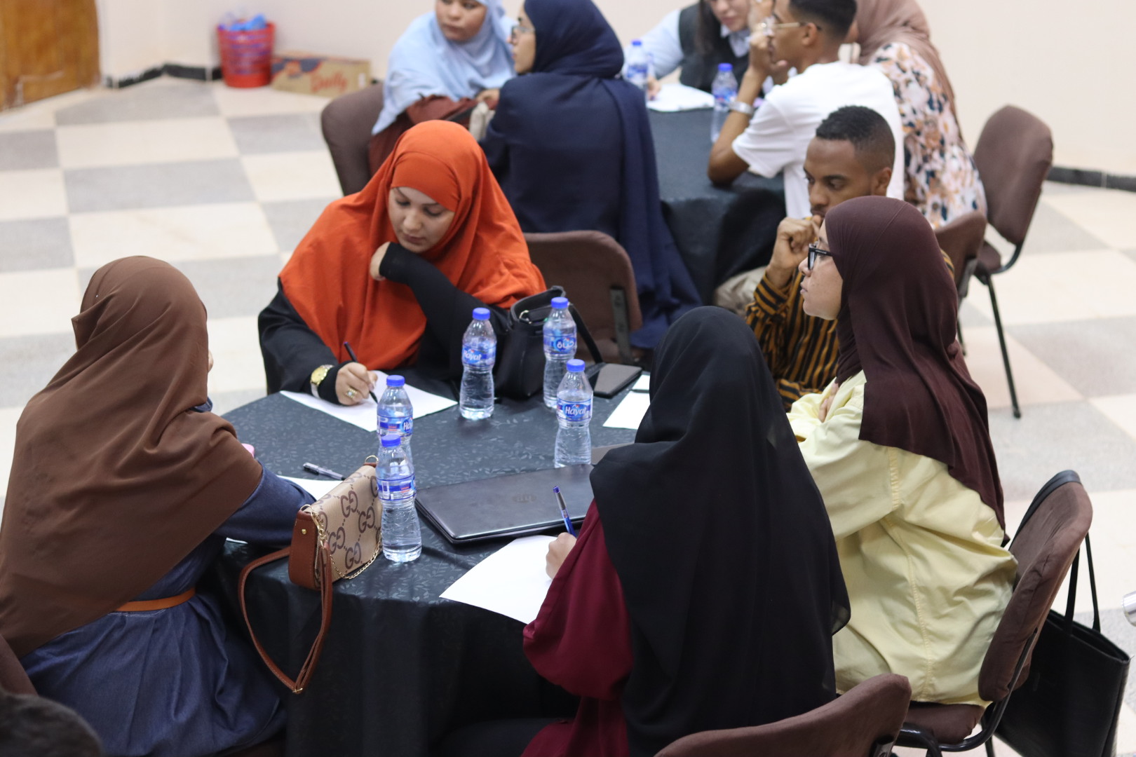Image of the student teams participating in the Illizi Hackathon 2025, showing team members collaborating in the coworking space to develop innovative solutions for the announced challenge during Global Entrepreneurship Week.