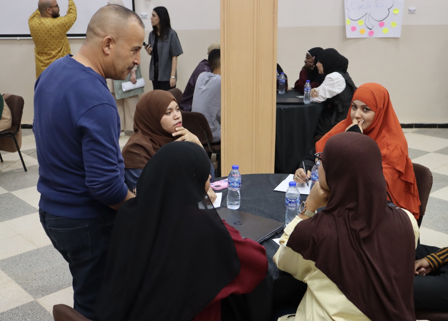 Image of the Director of the University Center of Illizi, Prof. Moussa Boubker, encouraging students as he visits the teams participating in the Illizi Hackathon 2025 during Global Entrepreneurship Week, motivating them to collaborate and innovate.