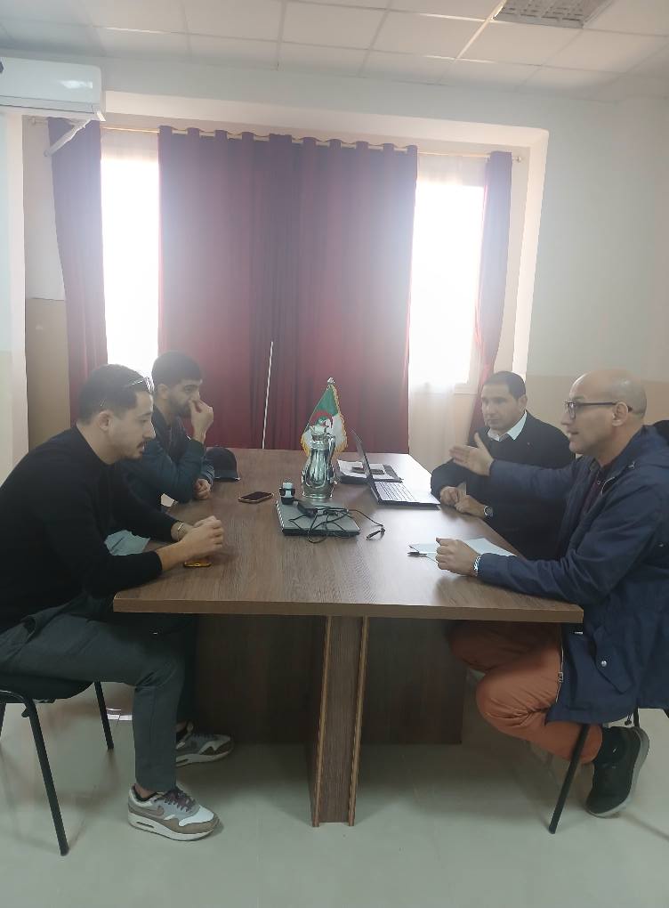 اجتماع مع الطلبة