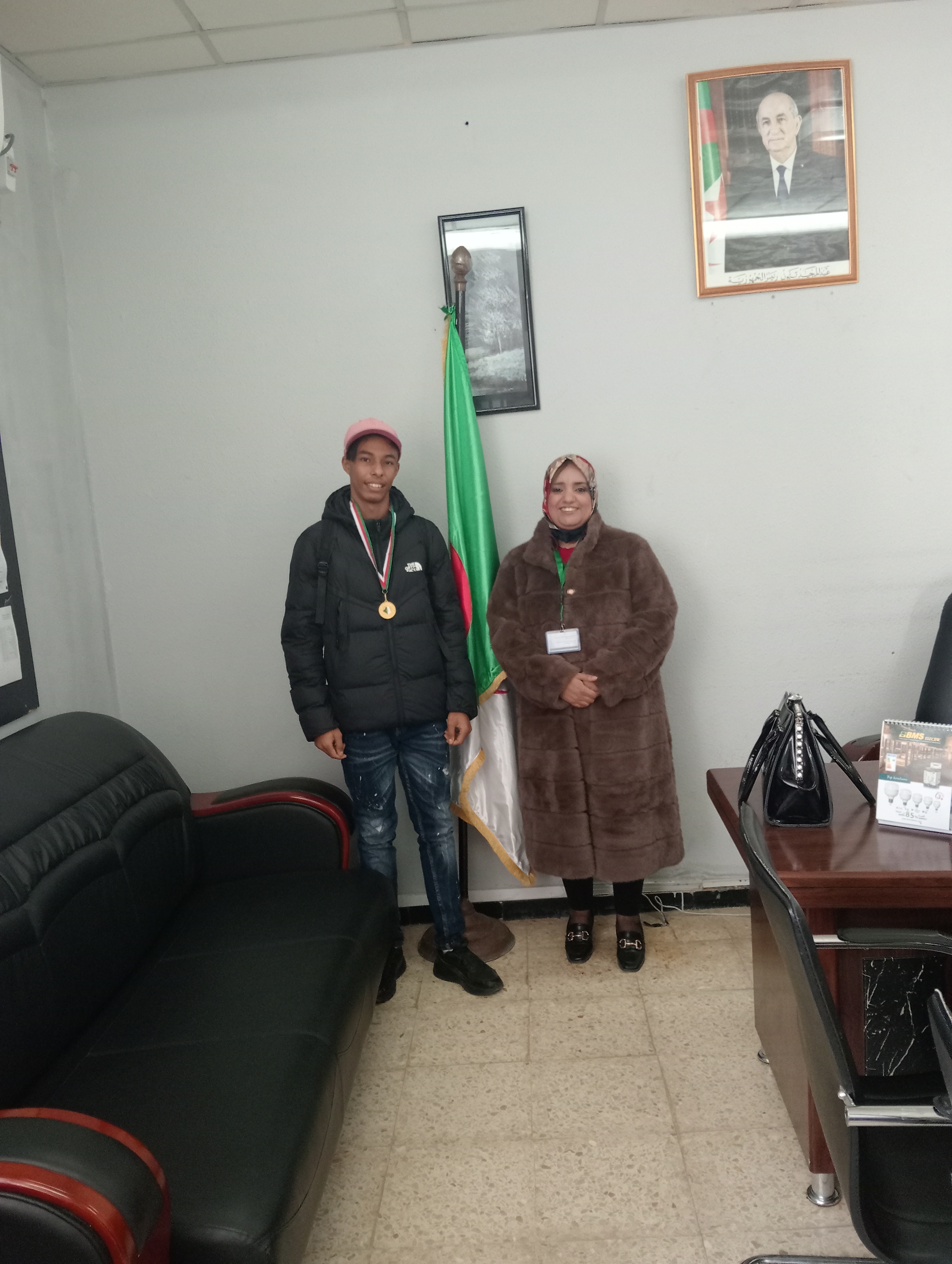 صورة المتربص مع السيدة المديرة